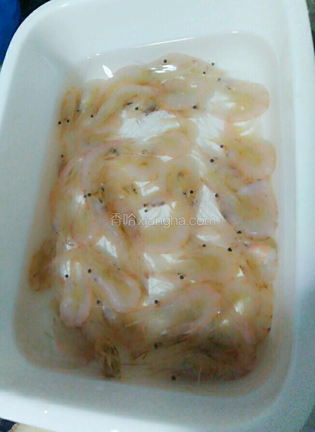 将小河虾清洗干净。