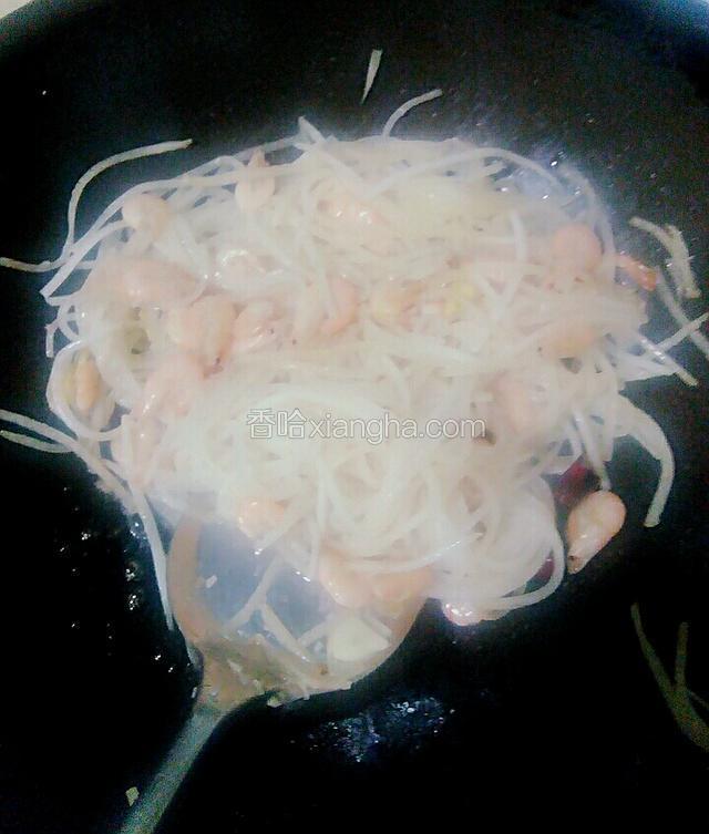 倒入小河虾翻炒一分钟，撒入葱花盛起。