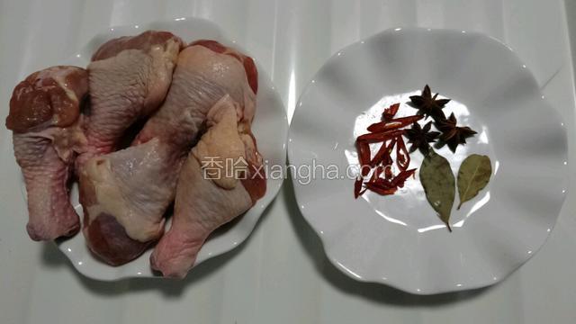 准备食材，把鸡腿洗净，辣椒切丝。