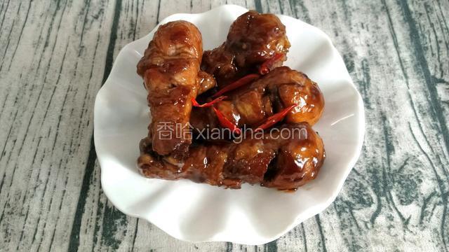 将鸡腿盛入盘中，是不是很诱人啊？被孩子先抢走了一个!