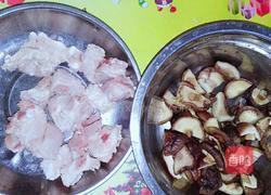 香菇焖排骨的做法图解1