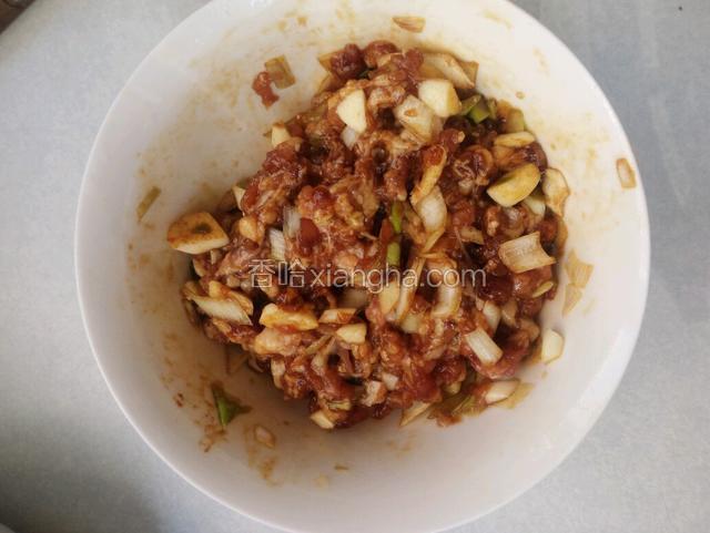 肉末加葱末,姜末,粉芡,清水和老抽拌匀。