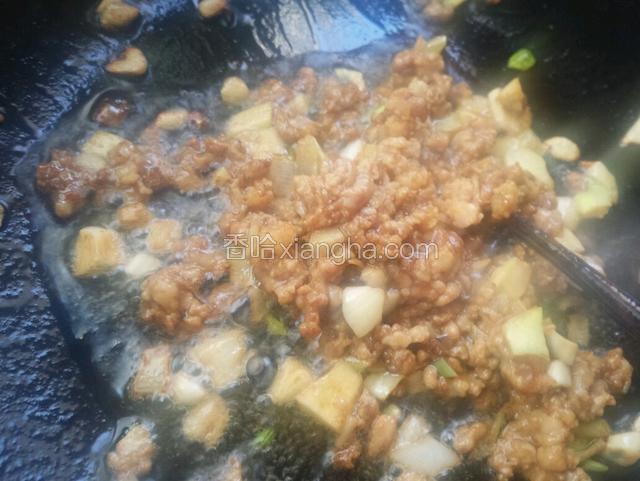 加肉末和花椒煸炒。