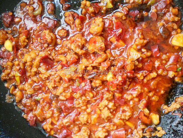 加老抽,豆瓣酱,糖,盐和高汤炒制。炒好