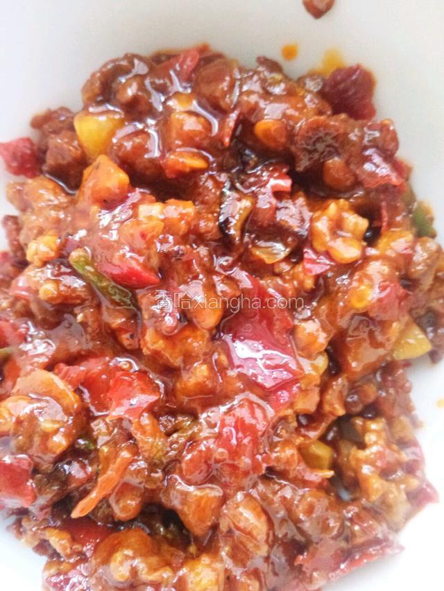 炒好后盛到碗里待用。