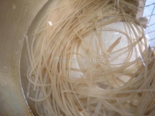 粉条泡软后加水上火煮
