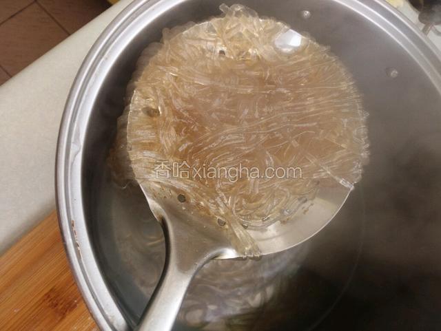  煮10分钟看粉条变色即可煮熟捞出