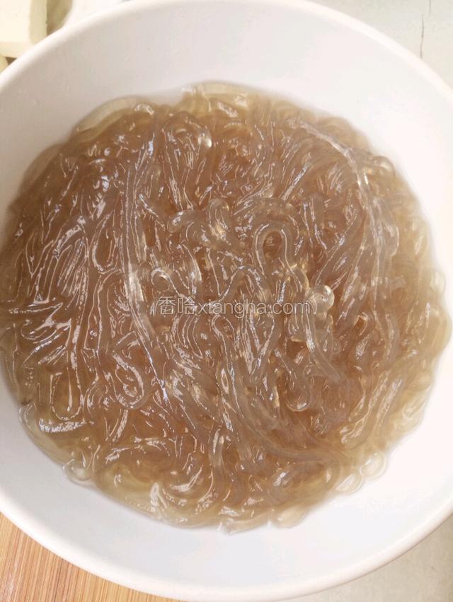 煮好的粉条捞出来，盛入高汤