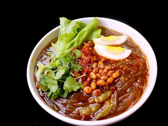   放上肉糜青菜，浇上醋，摆上鸡蛋和剁椒，撒上香酥豆和香菜葱末。