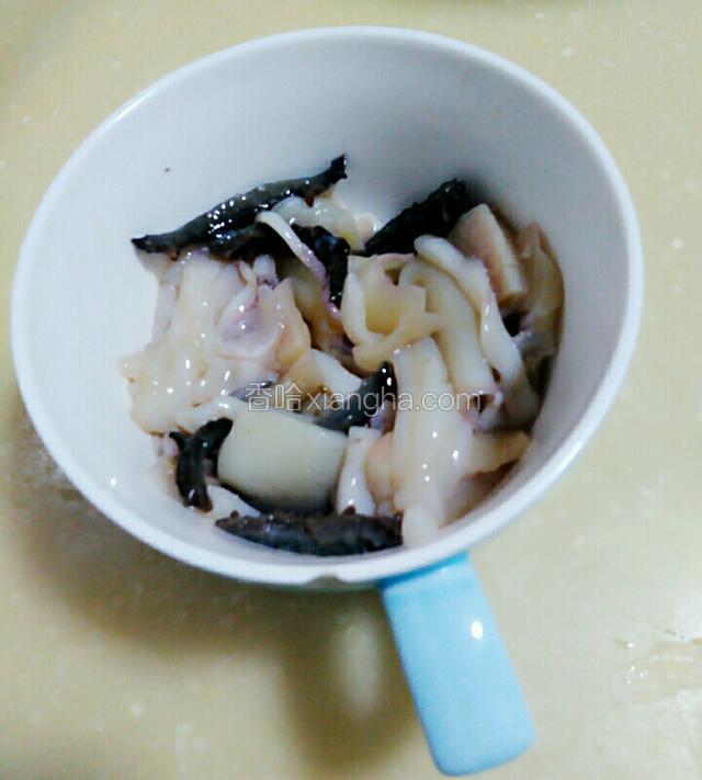 鱿鱼买的时候让老板处理好。回来只需洗干净划花切块就可以啦！鱿鱼划花切块。海参切成条状，用盐料酒腌制十五分钟。