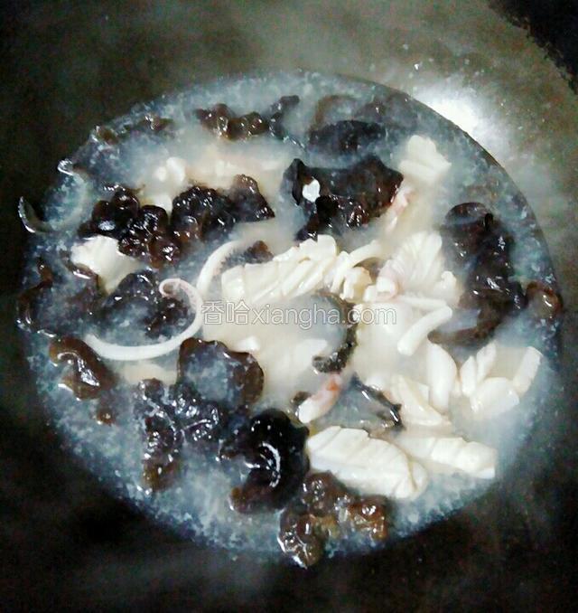 锅里放入清水烧开将木耳！鱿鱼海参焯水，看到鱿鱼卷起就可以捞出了。