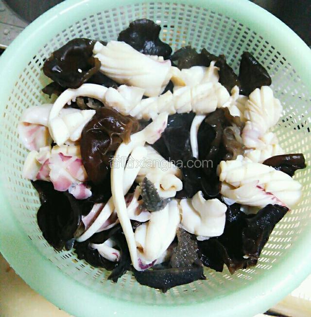 捞出用温水冲去浮沫沥干水备用。