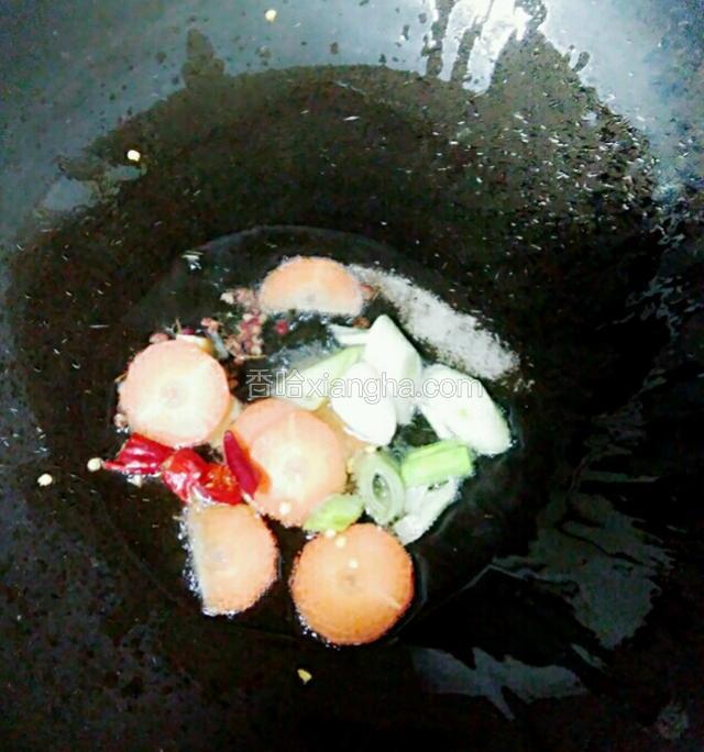 锅里放油烧热放入佐料爆香。
