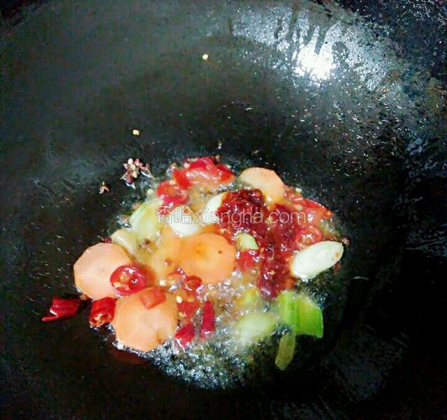 放入豆瓣酱炒一下。