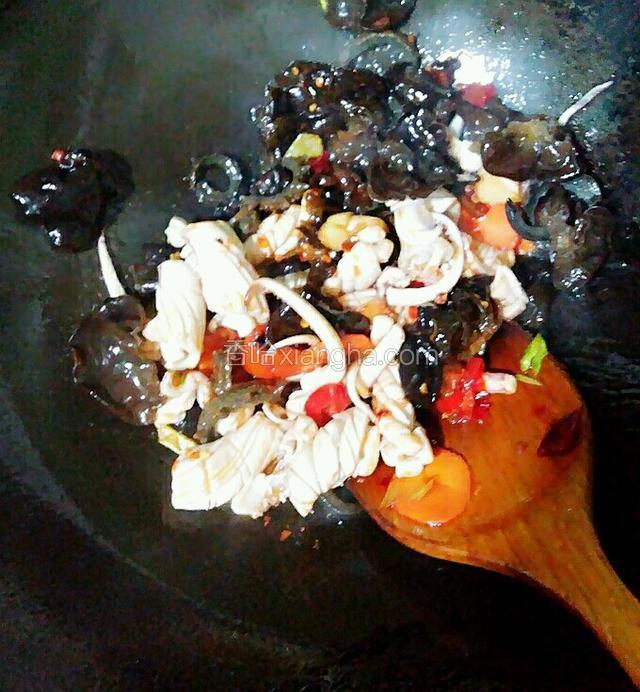 放入木耳海参鱿鱼翻炒，