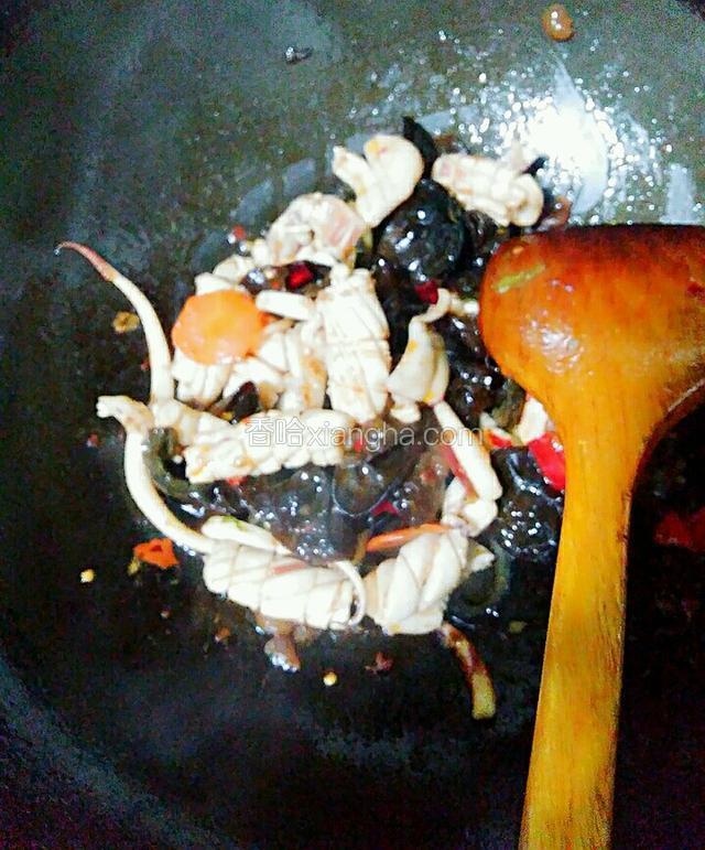 放入！料酒，生抽翻炒一分钟关火。想要颜色深一些就放几滴老抽。