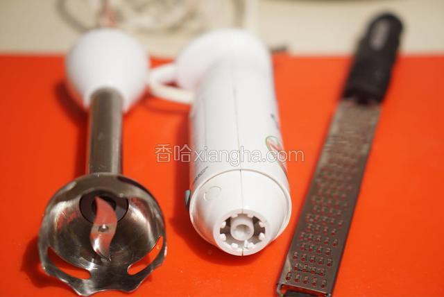 这是我用的手动搅拌器，和刮水果皮的工具。