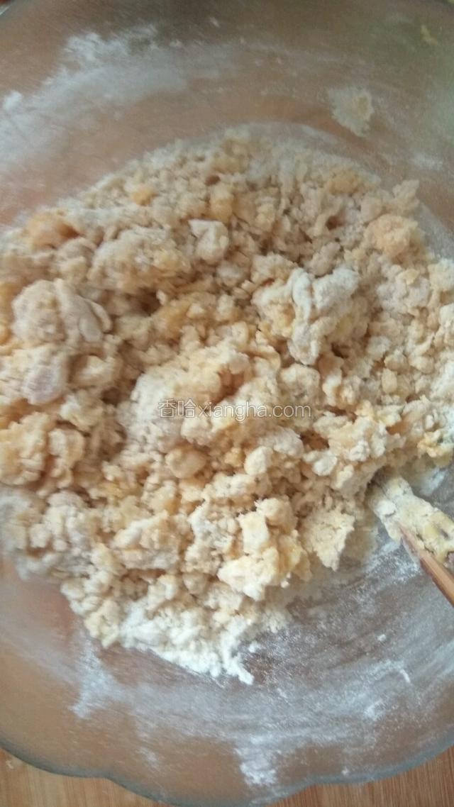 用筷子搅成絮状。