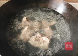 玉米排骨汤的做法图解1