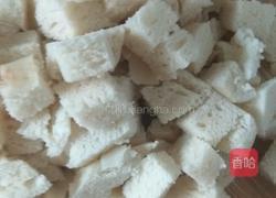 甘蓝炒馍丁的做法图解1