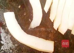 椰子乌鸡炖猪骨汤的做法图解2