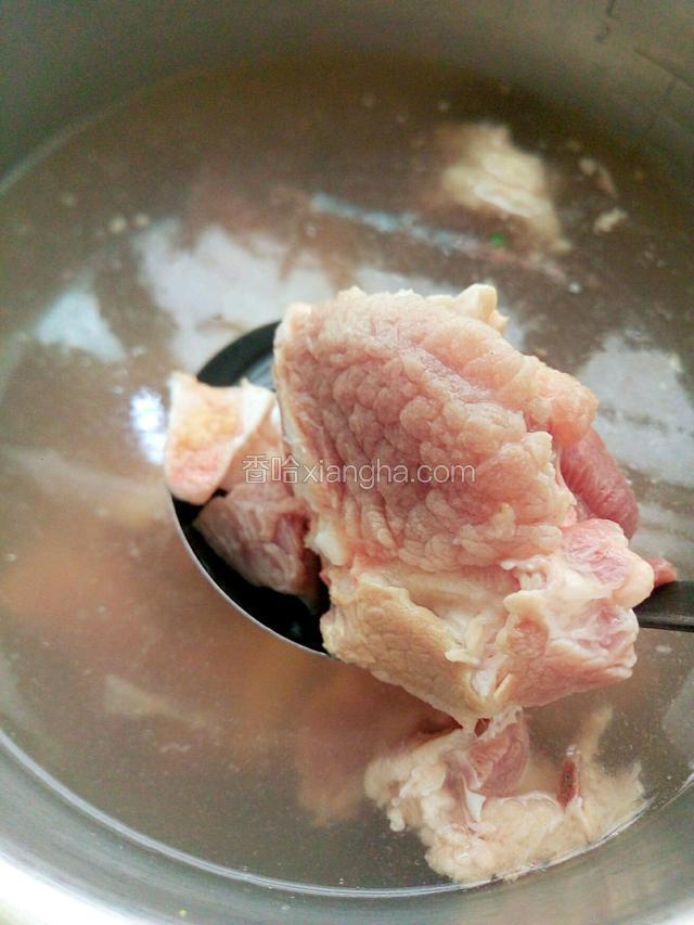 锅里倒入1L水大火煮开，然后立刻将洗净切好的猪骨倒入锅里煮