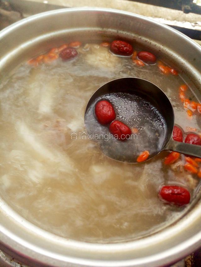 红枣枸杞洗净倒入锅里，然后放油，大火煮十分钟左右