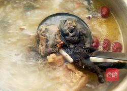 椰子乌鸡炖猪骨汤的做法图解7