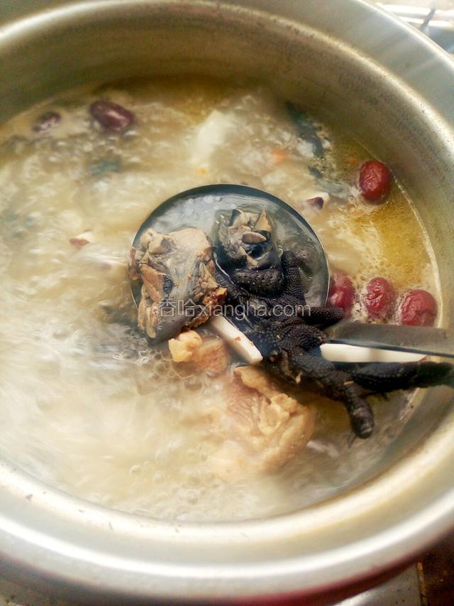 十分钟后倒入乌鸡肉，盖上锅盖大火煲半个小时左右