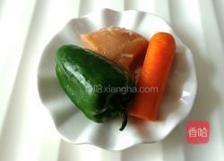 青椒炒鸡丁的做法图解1