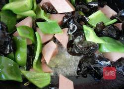 青椒木耳炒火腿的做法图解6