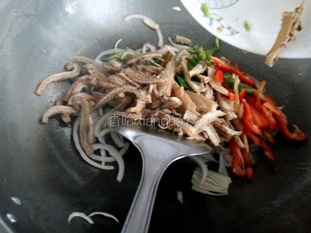 在下入切好的牛肚丝和青红椒丝翻炒均匀