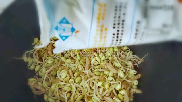 再放入适量的盐，咸淡看个人口味噢，再快速翻炒