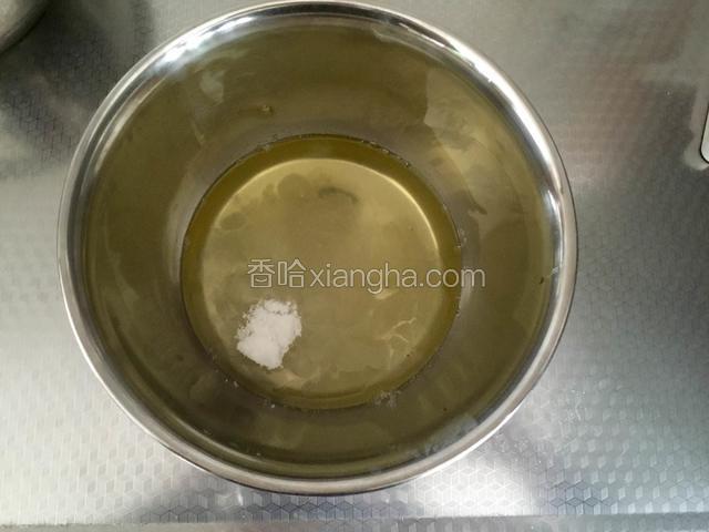 蛋白中加入几滴柠檬汁和白糖。