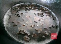 虾仁炒木耳的做法图解2