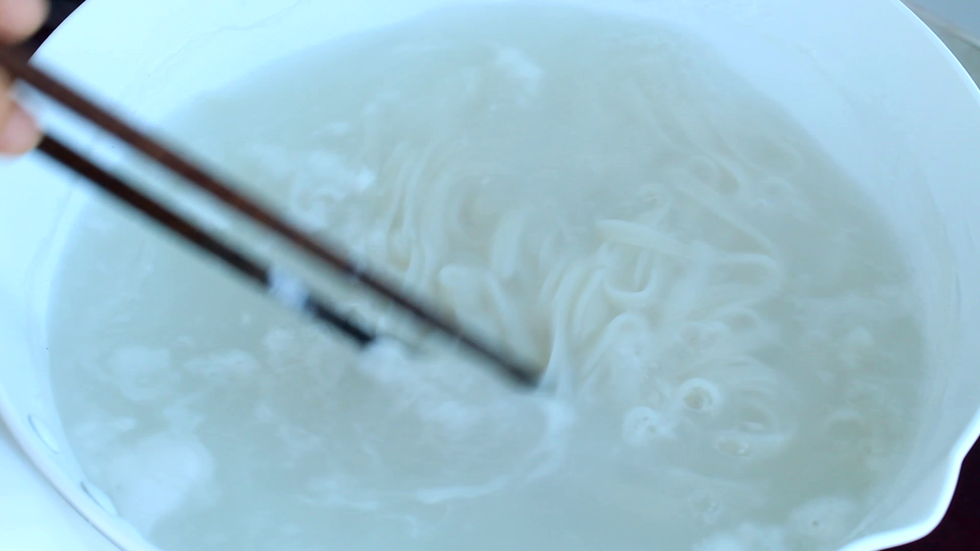 河粉放入开水中煮一两分钟