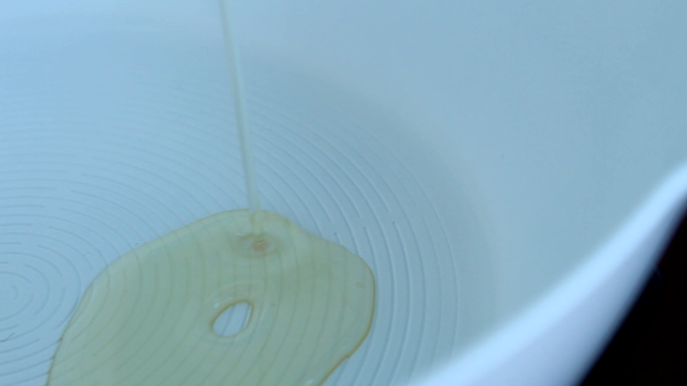 锅中倒入适量食用油烧热