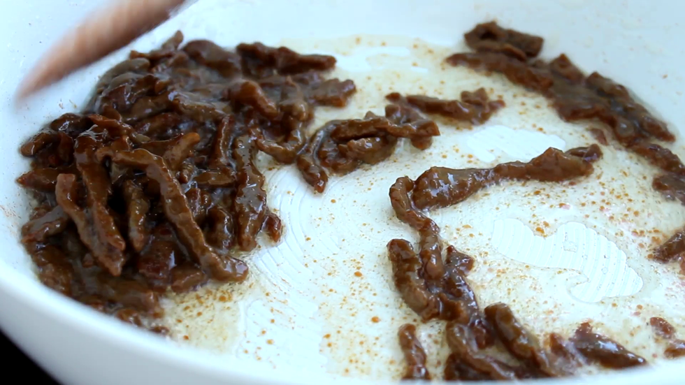翻炒至牛肉变色断生