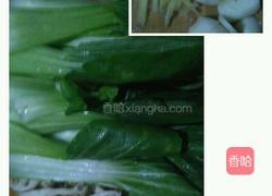 蟹味菇炒油菜的做法图解1