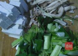 蟹味菇豆腐汤的做法图解1