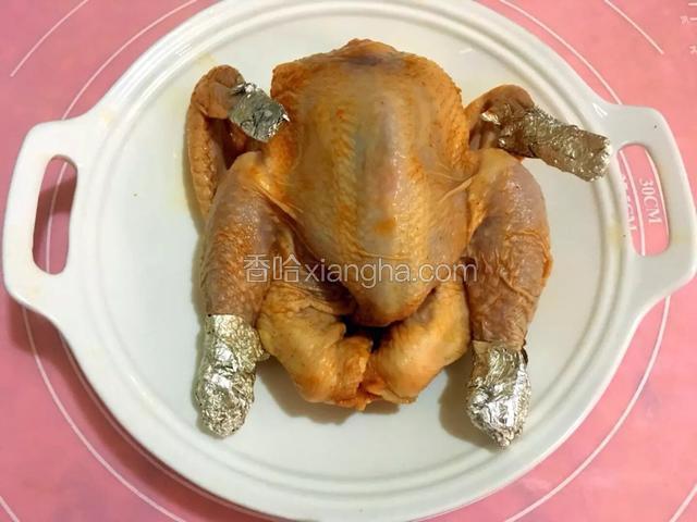 奥尔良烤鸡料加入适量水调匀，将鸡放入腌制过夜，时间越长越入味
