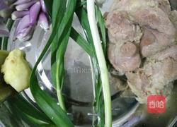 蒜苗炒猪肉的做法图解1
