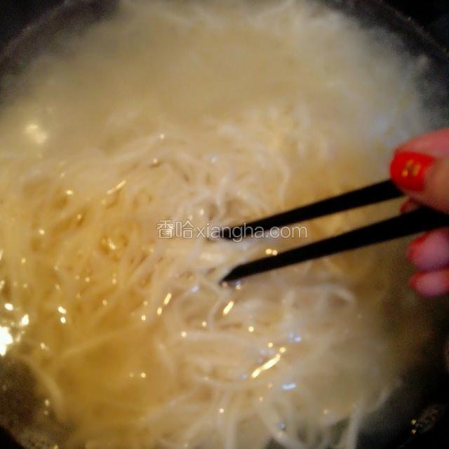 用筷子从底搅拌，避免粘锅