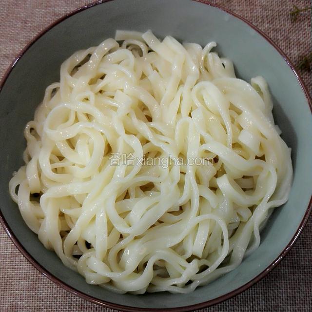 放在一个大碗里