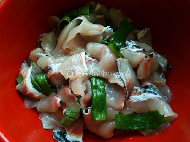 抓匀后腌制三十分钟。