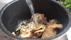 土茯苓煲猪骨汤的做法图解9