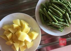 豆角土豆炖肉的做法图解2