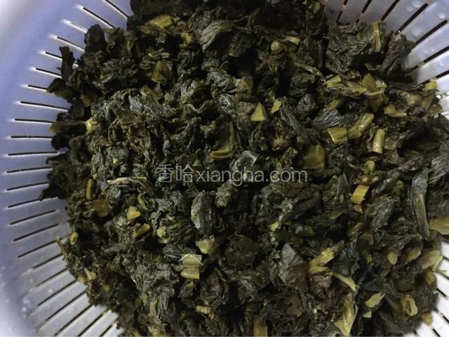 将腌制好的咸菜洗净，挤干水分，切碎
