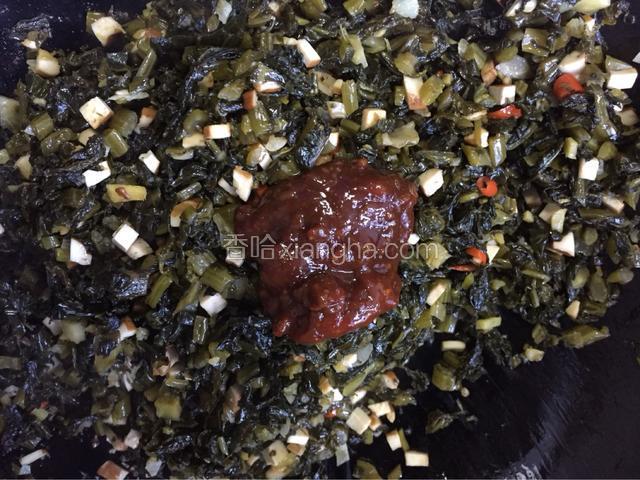 加入适量的生抽和黄豆酱（喜欢吃甜的，也可以加点糖）