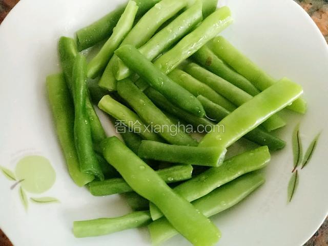 四季豆择丝洗净切段，焯水变软后过凉水备用